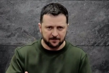 Zelenskij na kolenou Zelenskij na kolenou